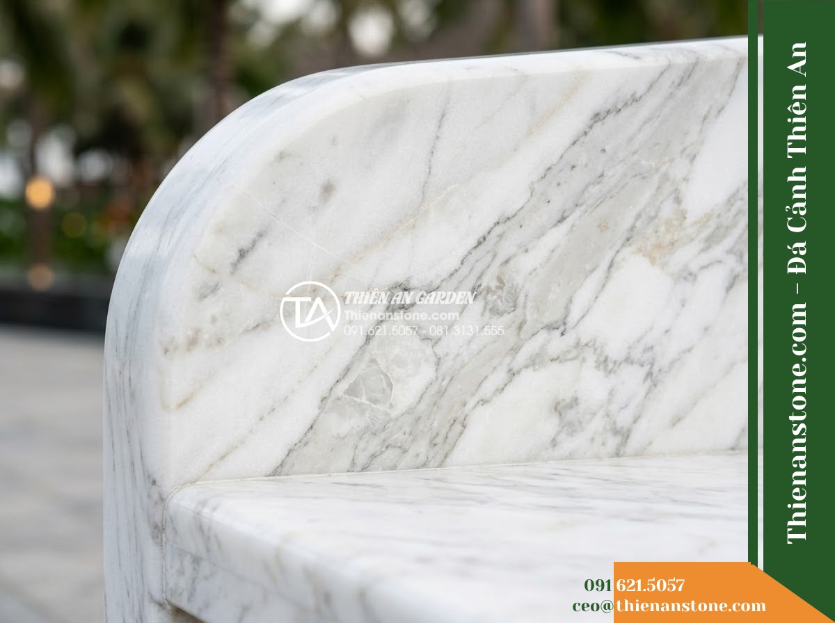 Ghế Đá Công Viên Không Tựa Mặt Phẳng Minh Khang 160x45x45cm - Đá Vàng Cẩm Thạch - Hình 4 Ghế Đá Công Viên Không Tựa Mặt Phẳng Minh Khang 160x45x45cm - Đá Vàng Cẩm Thạch - A golden marble stone bench integrated into a Vietnamese luxury resort landscape