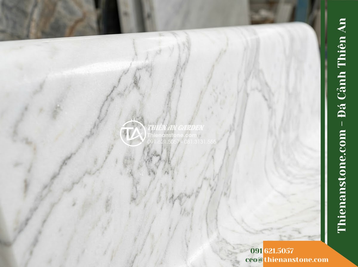 Ghế Đá Công Viên Không Tựa Mặt Phẳng Trường Sơn 160x45x45cm - Đá Đen Cẩm Thạch - Hình 6 Ghế Đá Công Viên Không Tựa Mặt Phẳng Trường Sơn 160x45x45cm - Đá Đen Cẩm Thạch - Showroom display of various black marble stone benches at Da Canh Thien An, prof