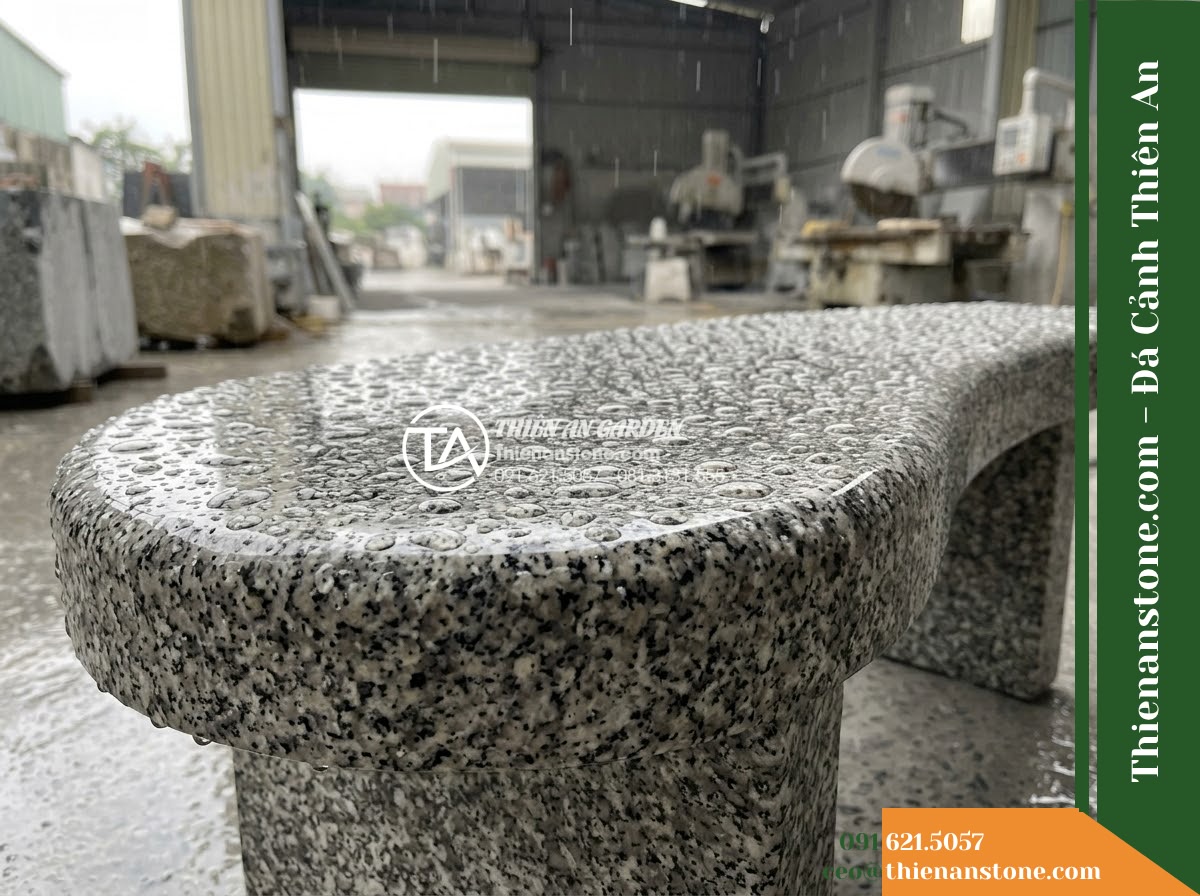 Ghế Đá Granite Nguyên Khối An Khang – Kích thước 145 x 42 x 45 cm – Kiểu dáng nhỏ gọn, bo cong toàn bộ cạnh ngoài. Chất liệu đá granite