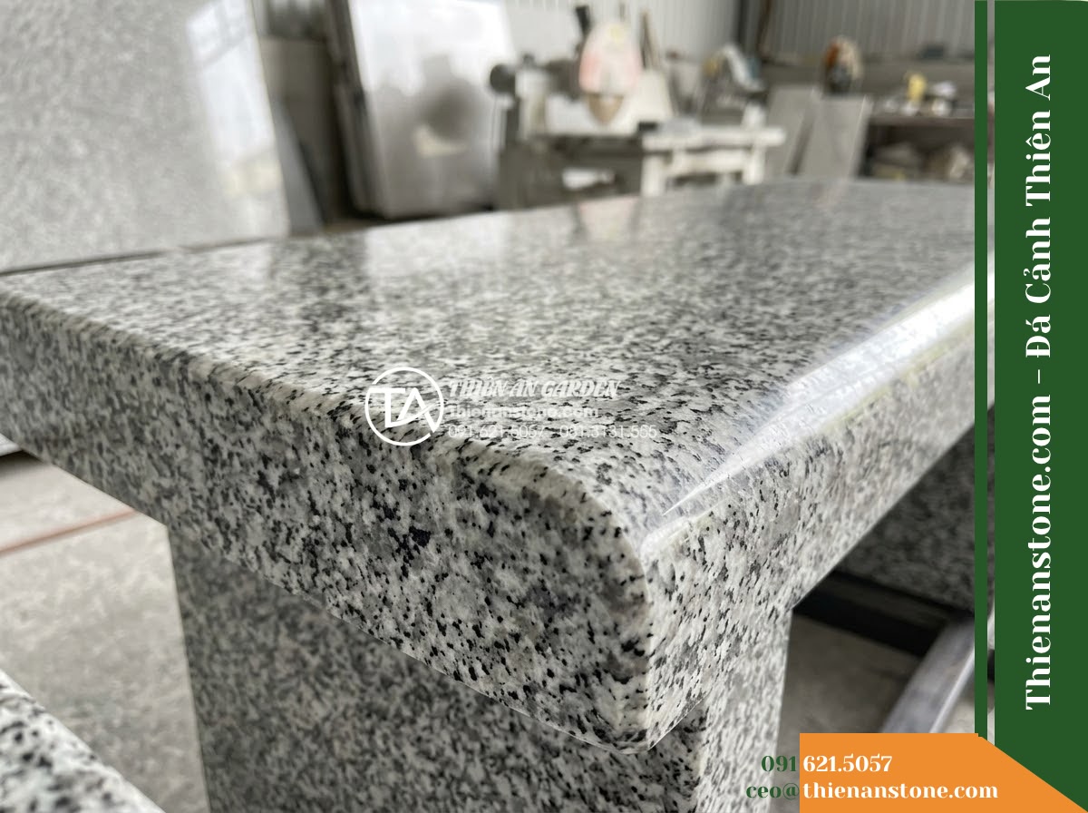 Ghế Đá Granite Nguyên Khối Bảo An – Kích thước 175 x 45 x 45 cm – Kiểu dáng bo tròn bốn góc, chân trụ chữ nhật. Chất liệu đá granite