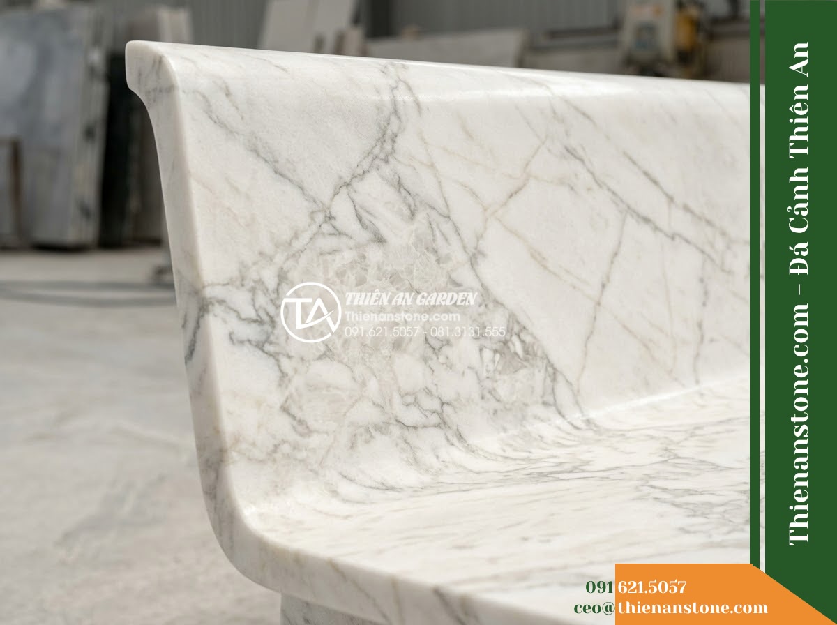 Ghế Đá Granite Nguyên Khối Bảo An – Kích thước 175 x 45 x 45 cm – Kiểu dáng bo tròn bốn góc, chân trụ chữ nhật. Chất liệu đá granite