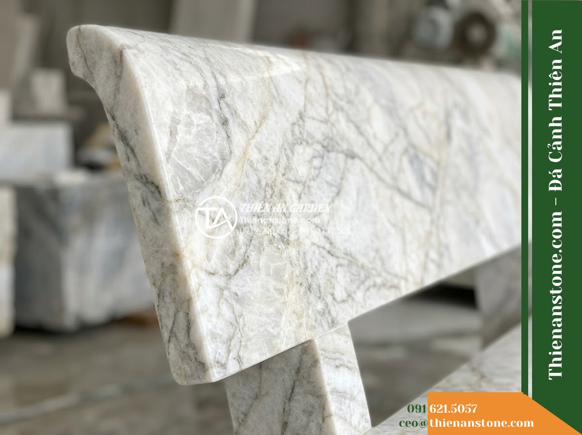 Ghế Đá Granite Nguyên Khối Bảo An – Kích thước 175 x 45 x 45 cm – Kiểu dáng bo tròn bốn góc, chân trụ chữ nhật. Chất liệu đá granite