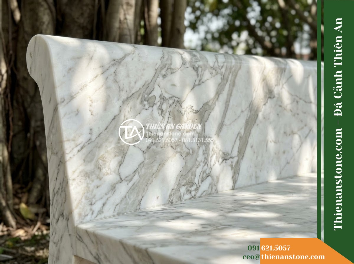 Ghế Đá Granite Nguyên Khối Bình An – Kích thước 140 x 40 x 45 cm – Kiểu dáng gọn thấp, hai chân trụ chữ nhật. Chất liệu đá granite - Hình 2 Ghế Đá Granite Nguyên Khối Bình An – Kích thước 140 x 40 x 45 cm – Kiểu dáng gọn thấp, hai chân trụ chữ nhật. Chất liệu đá granite - A beautifully crafted natural granite stone bench under a large banyan tree, dap