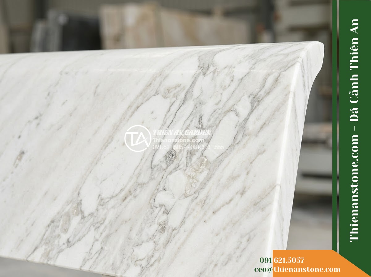 Ghế Đá Granite Nguyên Khối Bình An – Kích thước 140 x 40 x 45 cm – Kiểu dáng gọn thấp, hai chân trụ chữ nhật. Chất liệu đá granite - Hình 5 Ghế Đá Granite Nguyên Khối Bình An – Kích thước 140 x 40 x 45 cm – Kiểu dáng gọn thấp, hai chân trụ chữ nhật. Chất liệu đá granite - Professional installation of a natural granite stone bench in a landscaped garde