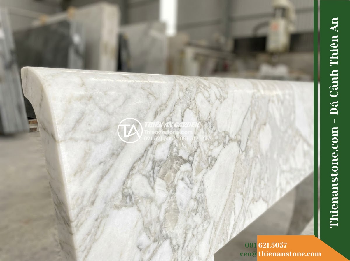 Ghế Đá Granite Nguyên Khối Đại An – Kích thước 170 x 50 x 45 cm – Kiểu dáng mặt rộng bo mềm, chân liền khối hiện đại. Chất liệu đá granite