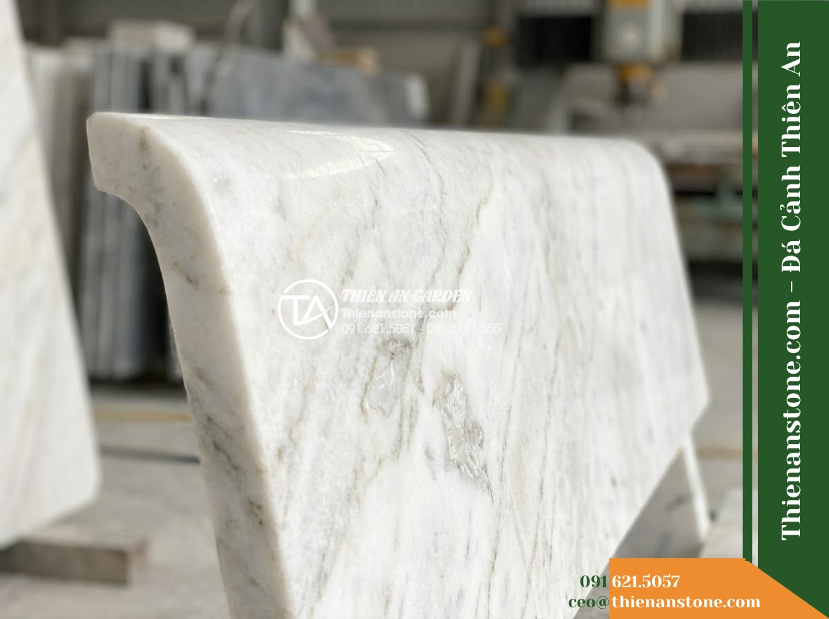 Ghế Đá Granite Nguyên Khối Đại An – Kích thước 170 x 50 x 45 cm – Kiểu dáng mặt rộng bo mềm, chân liền khối hiện đại. Chất liệu đá granite