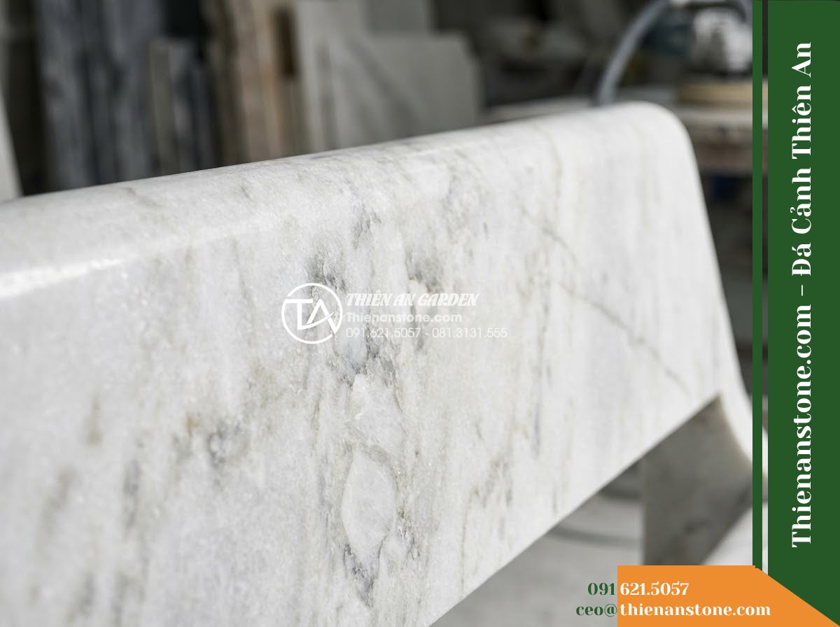 Ghế Đá Granite Nguyên Khối Đại An – Kích thước 170 x 50 x 45 cm – Kiểu dáng mặt rộng bo mềm, chân liền khối hiện đại. Chất liệu đá granite