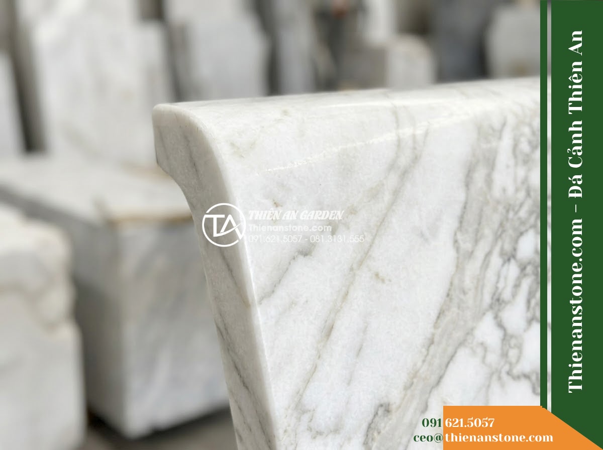 Ghế Đá Granite Nguyên Khối Đông Phúc – Kích thước 150 x 44 x 45 cm – Kiểu dáng mặt dày bo cạnh, chân trụ ngắn. Chất liệu đá granite