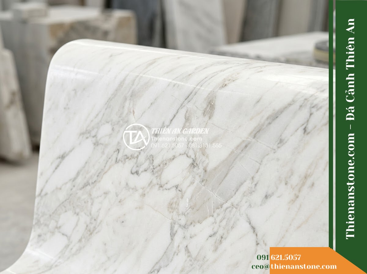 Ghế Đá Granite Nguyên Khối Đông Phúc – Kích thước 150 x 44 x 45 cm – Kiểu dáng mặt dày bo cạnh, chân trụ ngắn. Chất liệu đá granite