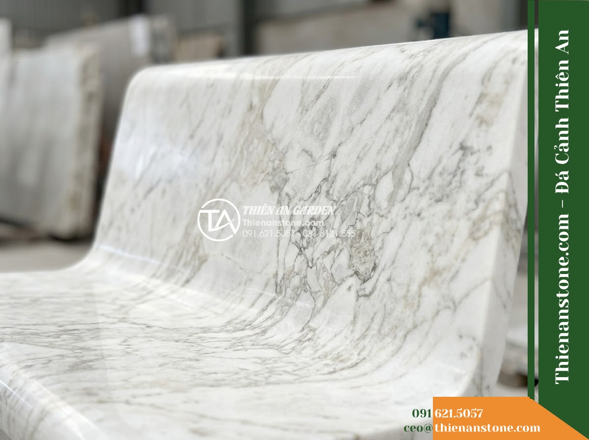 Ghế Đá Granite Nguyên Khối Đông Phúc – Kích thước 150 x 44 x 45 cm – Kiểu dáng mặt dày bo cạnh, chân trụ ngắn. Chất liệu đá granite