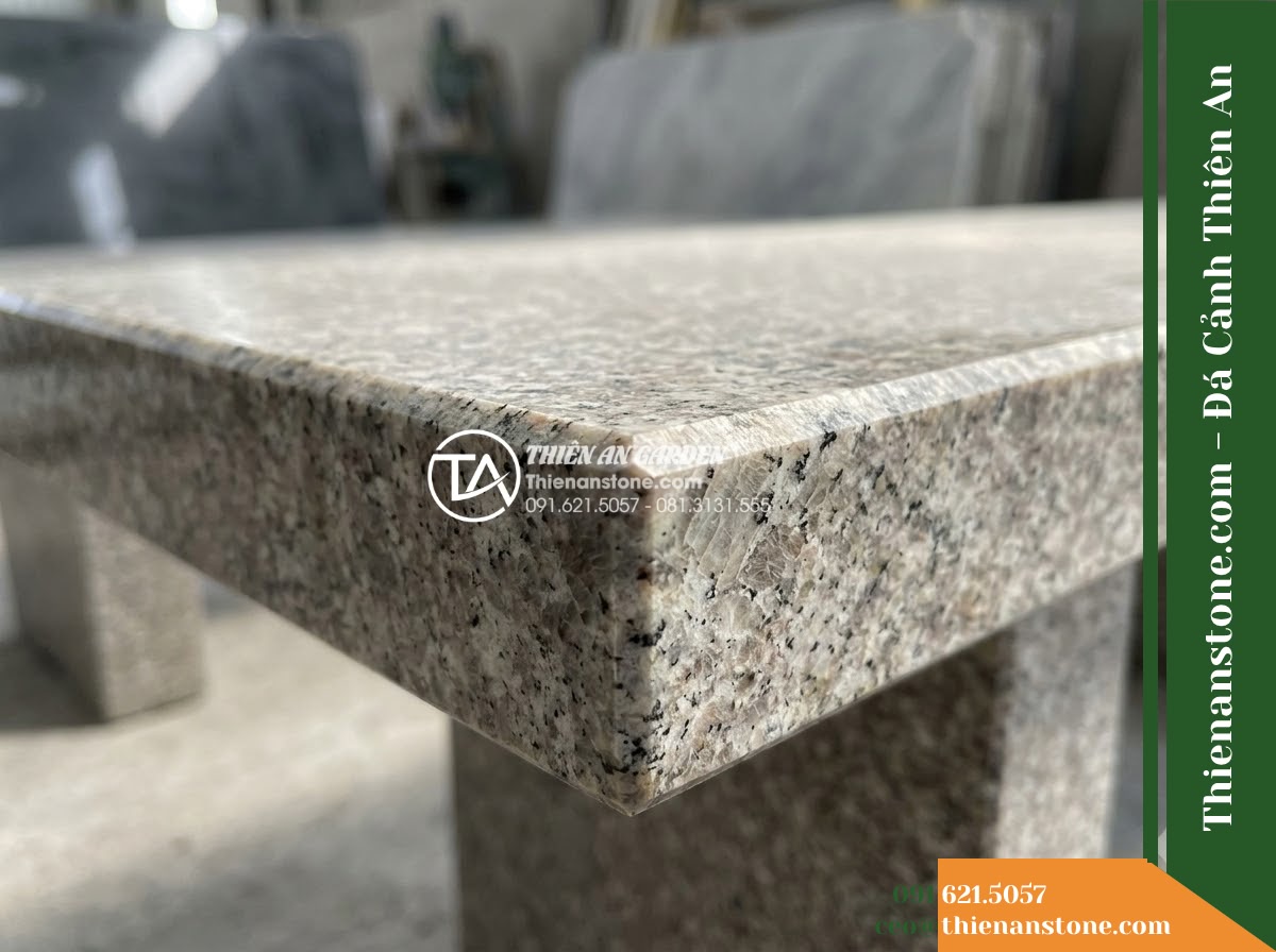 Ghế Đá Granite Nguyên Khối Gia Hưng – Kích thước 165 x 45 x 45 cm – Kiểu dáng băng thẳng, hai đầu bo bán nguyệt. Chất liệu đá granite