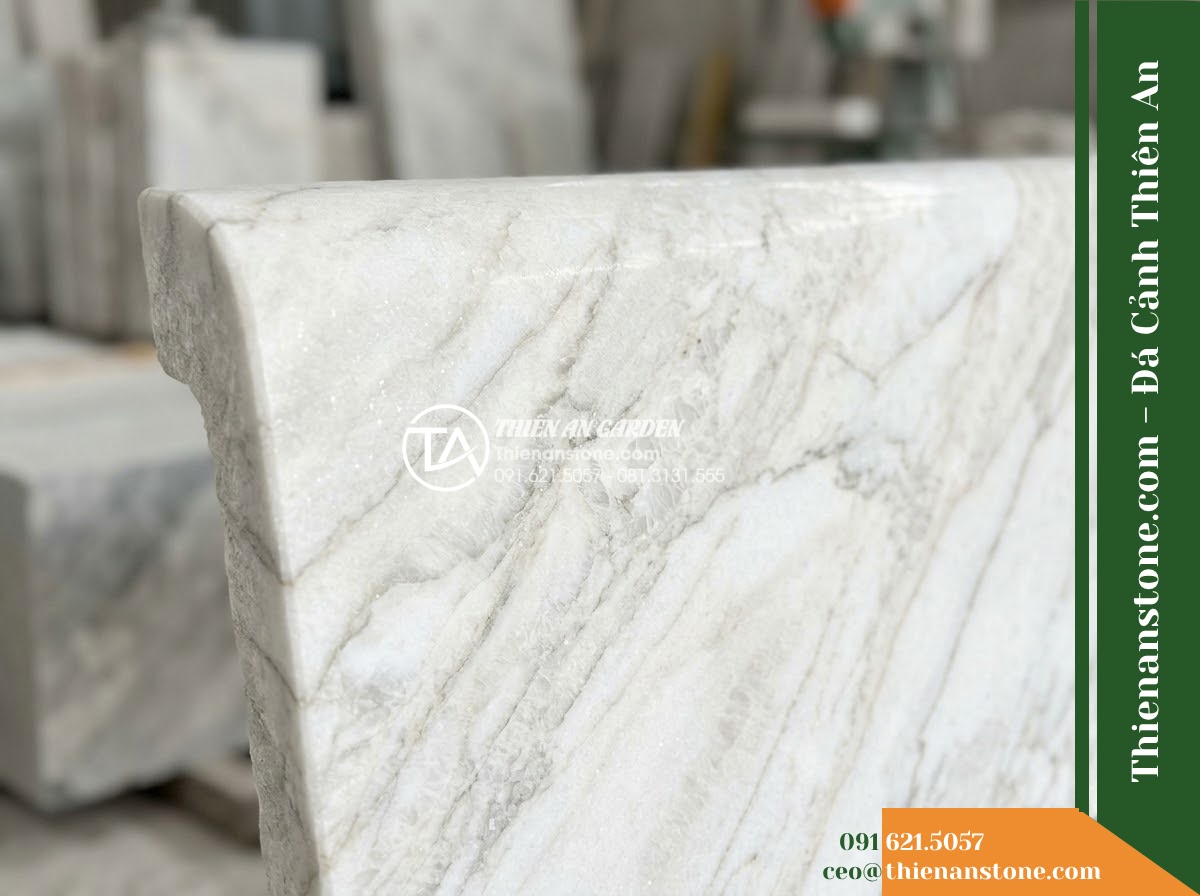 Ghế Đá Granite Nguyên Khối Hòa Bình – Kích thước 180 x 45 x 44 cm – Kiểu dáng băng thấp, chân chữ U vuông vức. Chất liệu đá granite