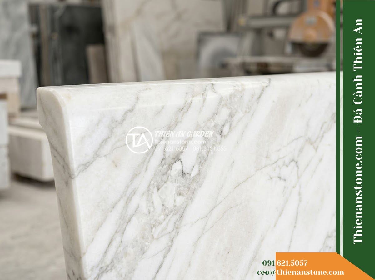 Ghế Đá Granite Nguyên Khối Hòa Bình – Kích thước 180 x 45 x 44 cm – Kiểu dáng băng thấp, chân chữ U vuông vức. Chất liệu đá granite