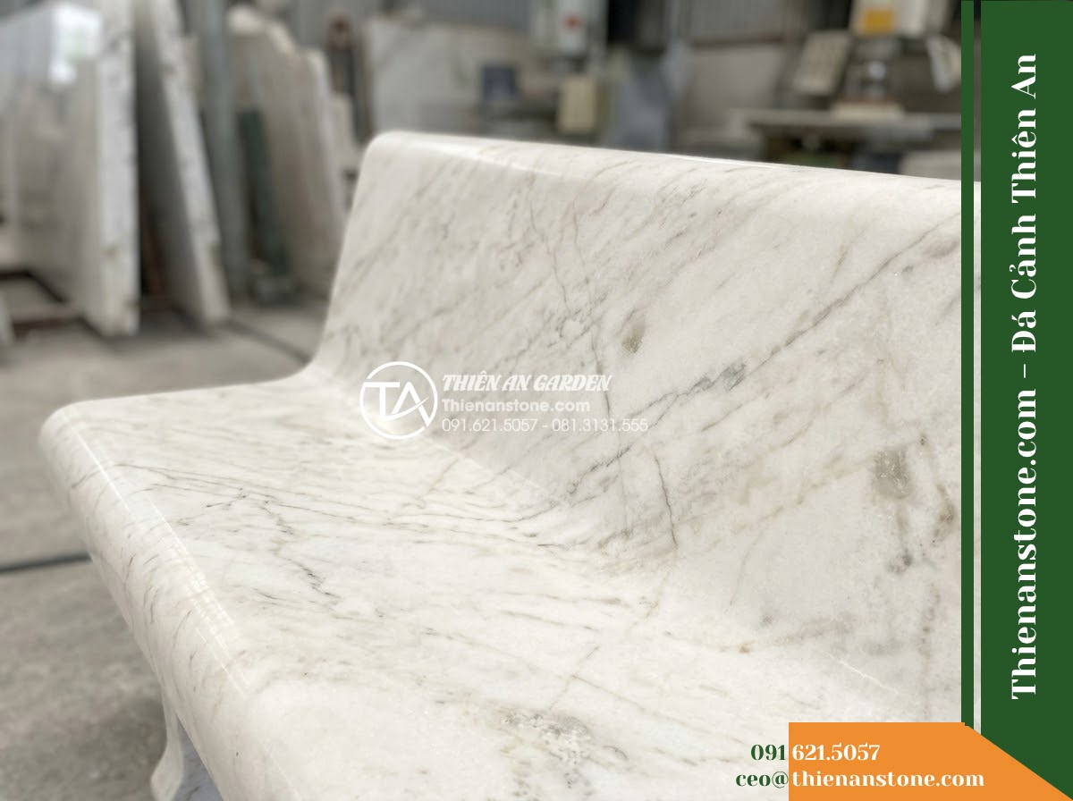 Ghế Đá Granite Nguyên Khối Hòa Bình – Kích thước 180 x 45 x 44 cm – Kiểu dáng băng thấp, chân chữ U vuông vức. Chất liệu đá granite
