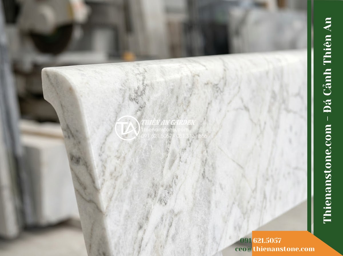 Ghế Đá Granite Nguyên Khối Hưng Thịnh – Kích thước 160 x 45 x 46 cm – Kiểu dáng khối hộp hiện đại, chân thu vào trong. Chất liệu đá granite - Hình 2 Ghế Đá Granite Nguyên Khối Hưng Thịnh – Kích thước 160 x 45 x 46 cm – Kiểu dáng khối hộp hiện đại, chân thu vào trong. Chất liệu đá granite - Aerial view of a natural granite stone bench positioned beside a koi pond in a l