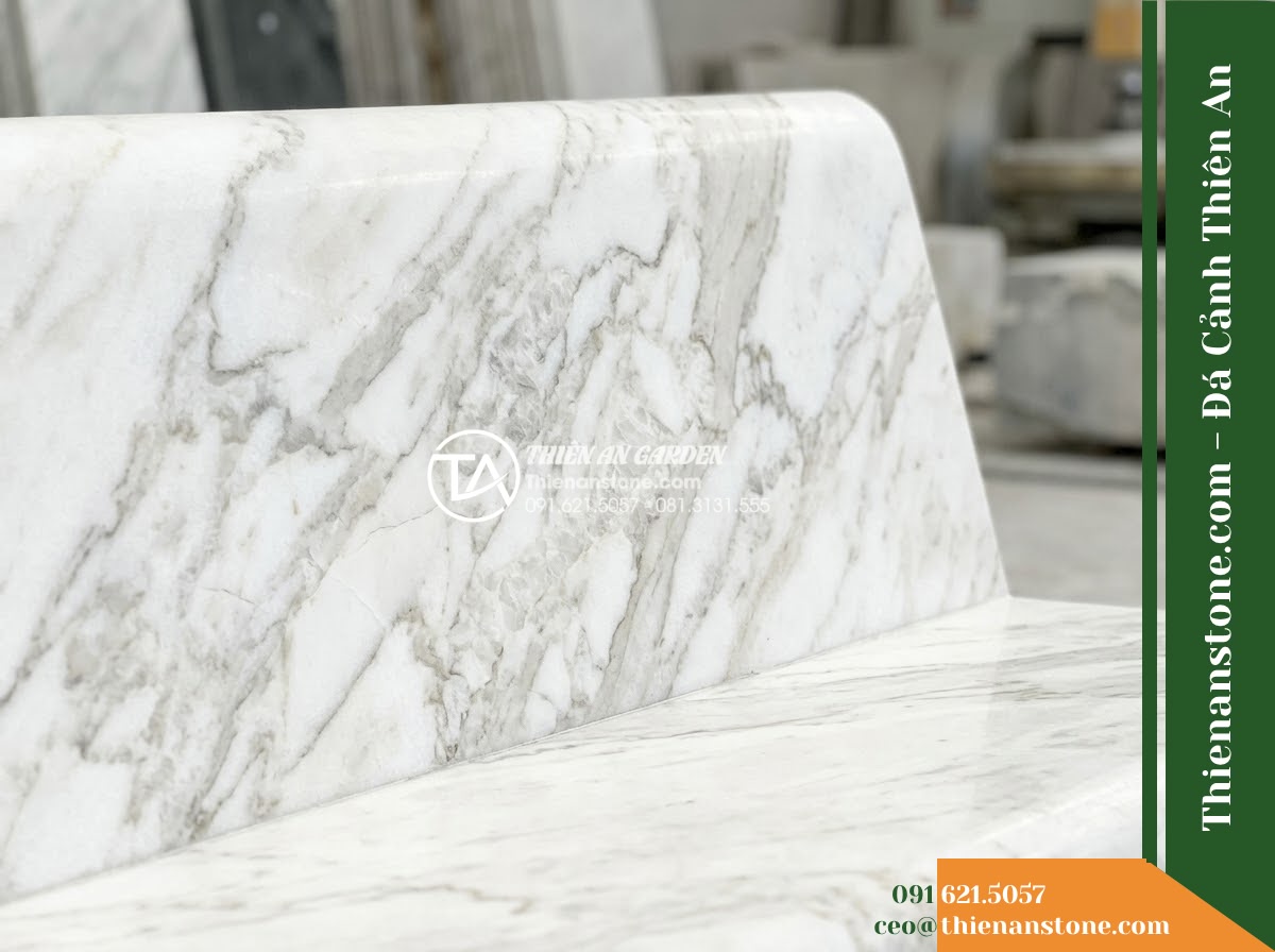Ghế Đá Granite Nguyên Khối Hưng Thịnh – Kích thước 160 x 45 x 46 cm – Kiểu dáng khối hộp hiện đại, chân thu vào trong. Chất liệu đá granite - Hình 4 Ghế Đá Granite Nguyên Khối Hưng Thịnh – Kích thước 160 x 45 x 46 cm – Kiểu dáng khối hộp hiện đại, chân thu vào trong. Chất liệu đá granite - A natural granite stone bench integrated into a Vietnamese luxury resort landsca
