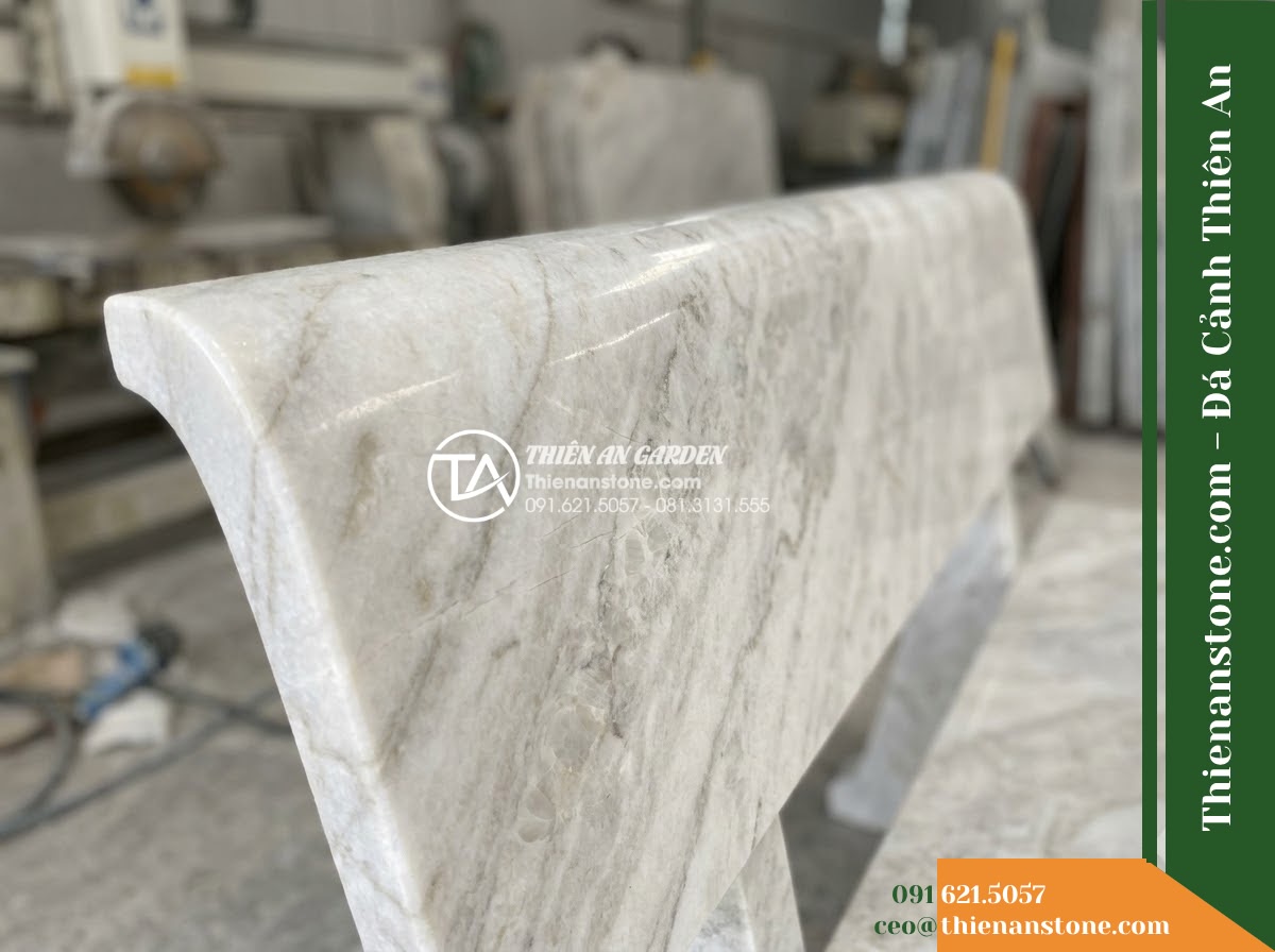Ghế Đá Granite Nguyên Khối Khải Minh – Kích thước 185 x 45 x 45 cm – Kiểu dáng thanh dài, chân chữ T kép. Chất liệu đá granite - Hình 5 Ghế Đá Granite Nguyên Khối Khải Minh – Kích thước 185 x 45 x 45 cm – Kiểu dáng thanh dài, chân chữ T kép. Chất liệu đá granite - Professional installation of a natural granite stone bench in a landscaped garde