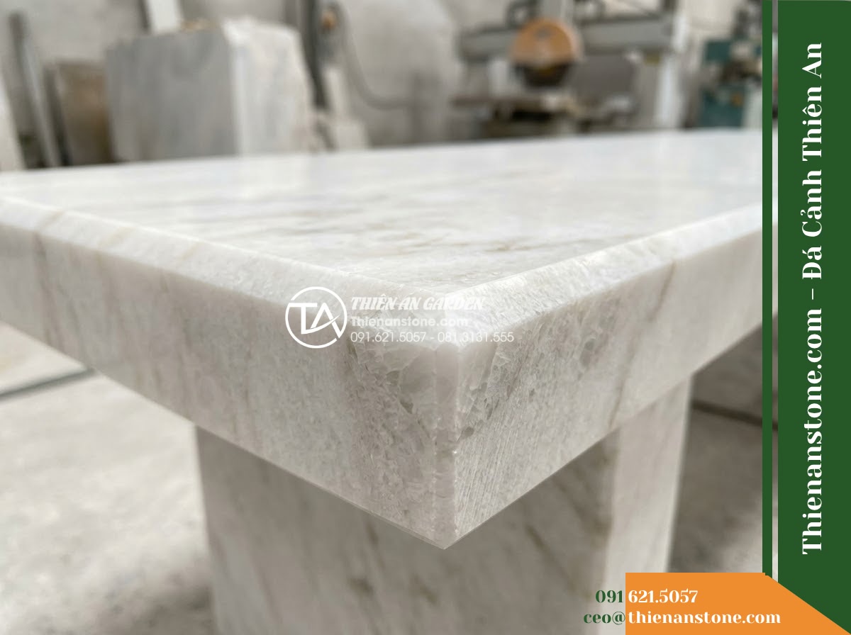 Ghế Đá Granite Nguyên Khối Kim Phúc – Kích thước 145 x 40 x 44 cm – Kiểu dáng nhỏ gọn, mặt dày, chân vuông thấp. Chất liệu đá granite