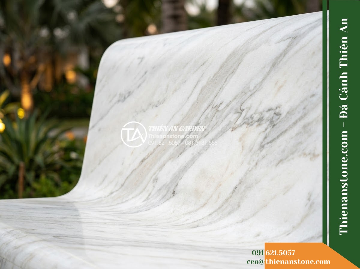 Ghế Đá Granite Nguyên Khối Minh An – Kích thước 180 x 45 x 45 cm – Kiểu dáng chữ nhật tối giản, chân liền khối. Chất liệu đá granite - Hình 4 Ghế Đá Granite Nguyên Khối Minh An – Kích thước 180 x 45 x 45 cm – Kiểu dáng chữ nhật tối giản, chân liền khối. Chất liệu đá granite - A natural granite stone bench integrated into a Vietnamese luxury resort landsca