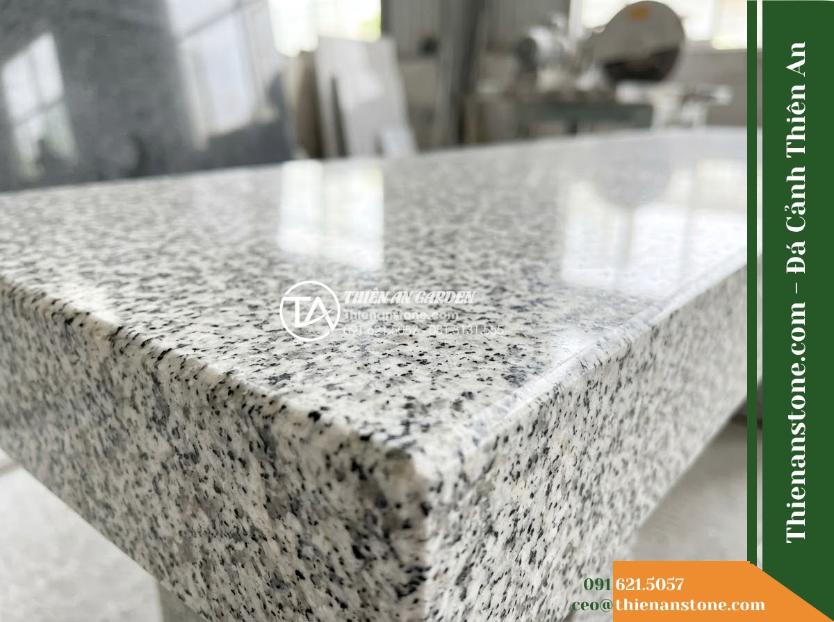 Ghế Đá Granite Nguyên Khối Minh Thành – Kích thước 165 x 46 x 45 cm – Kiểu dáng cạnh thẳng, hai đầu vát chéo nhẹ. Chất liệu đá granite