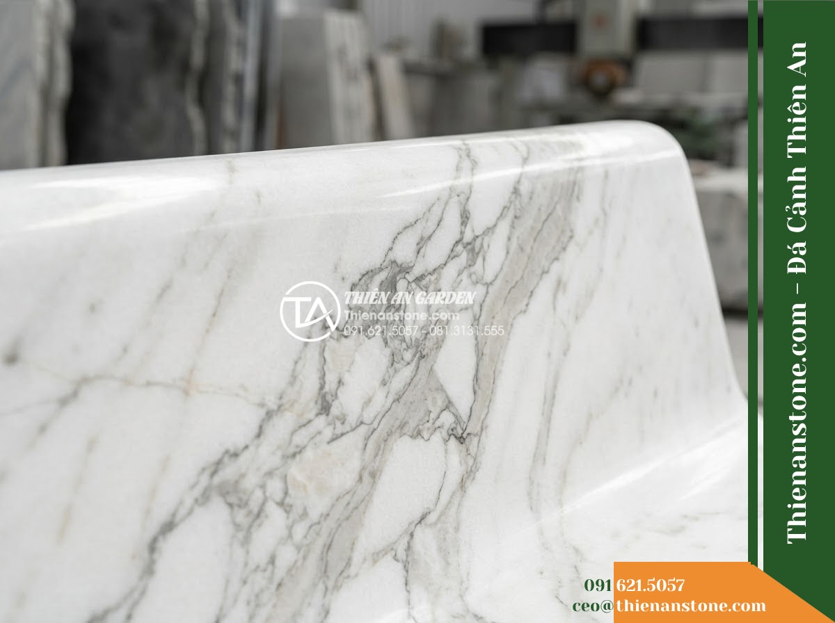 Ghế Đá Granite Nguyên Khối Minh Thành – Kích thước 165 x 46 x 45 cm – Kiểu dáng cạnh thẳng, hai đầu vát chéo nhẹ. Chất liệu đá granite