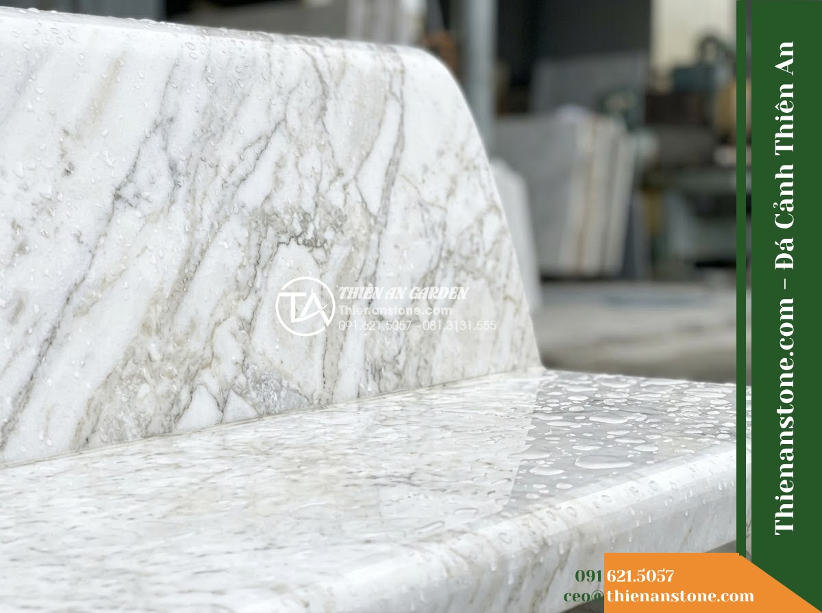Ghế Đá Granite Nguyên Khối Nam An – Kích thước 170 x 47 x 45 cm – Kiểu dáng mặt cong lõm nhẹ, chân khối đối xứng. Chất liệu đá granite