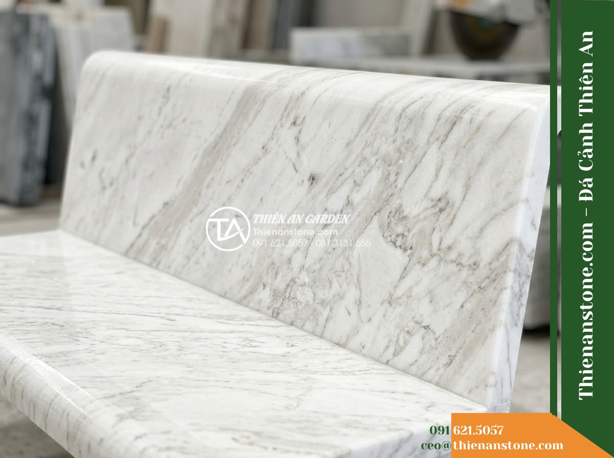 Ghế Đá Granite Nguyên Khối Nam An – Kích thước 170 x 47 x 45 cm – Kiểu dáng mặt cong lõm nhẹ, chân khối đối xứng. Chất liệu đá granite