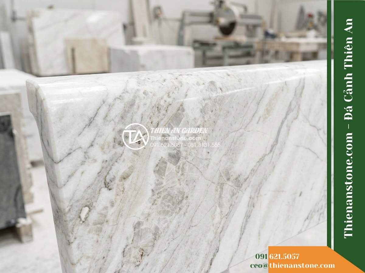 Ghế Đá Granite Nguyên Khối Nam An – Kích thước 170 x 47 x 45 cm – Kiểu dáng mặt cong lõm nhẹ, chân khối đối xứng. Chất liệu đá granite