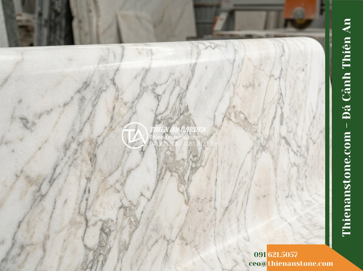 Ghế Đá Granite Nguyên Khối Nam An – Kích thước 170 x 47 x 45 cm – Kiểu dáng mặt cong lõm nhẹ, chân khối đối xứng. Chất liệu đá granite