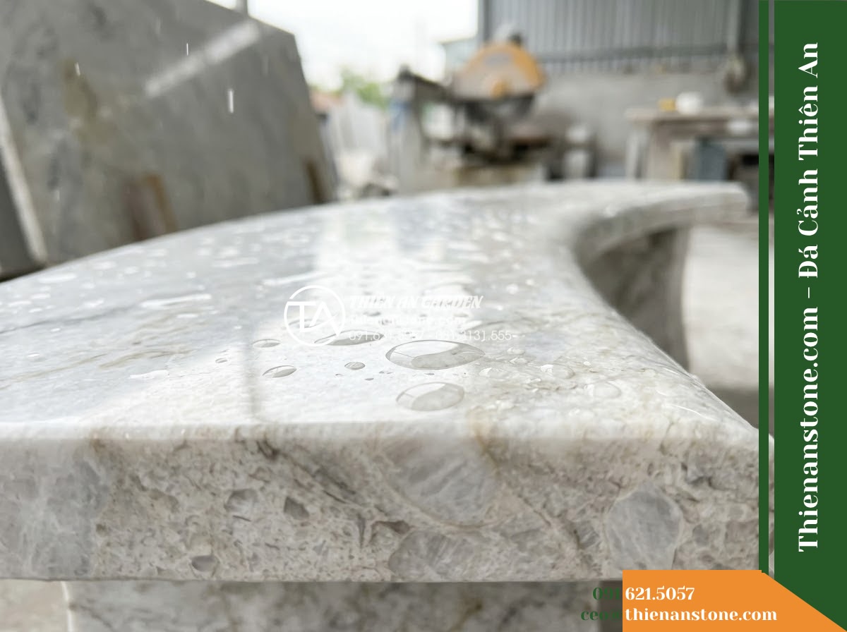 Ghế Đá Granite Nguyên Khối Nhật Minh – Kích thước 155 x 43 x 45 cm – Kiểu dáng thanh mảnh, cạnh vát nhẹ bốn phía. Chất liệu đá granite