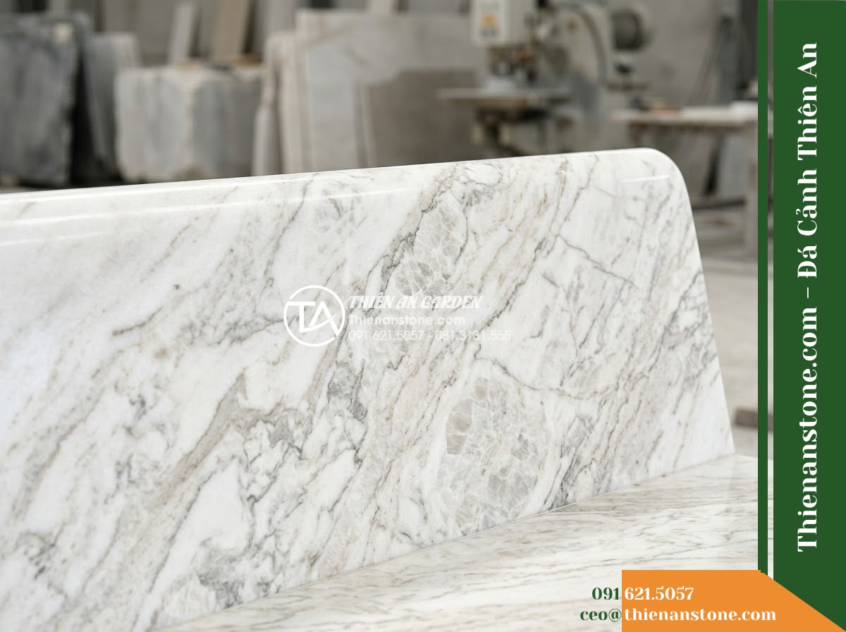 Ghế Đá Granite Nguyên Khối Phú Quý – Kích thước 175 x 48 x 46 cm – Kiểu dáng mặt phẳng, chân khối dày cân xứng. Chất liệu đá granite