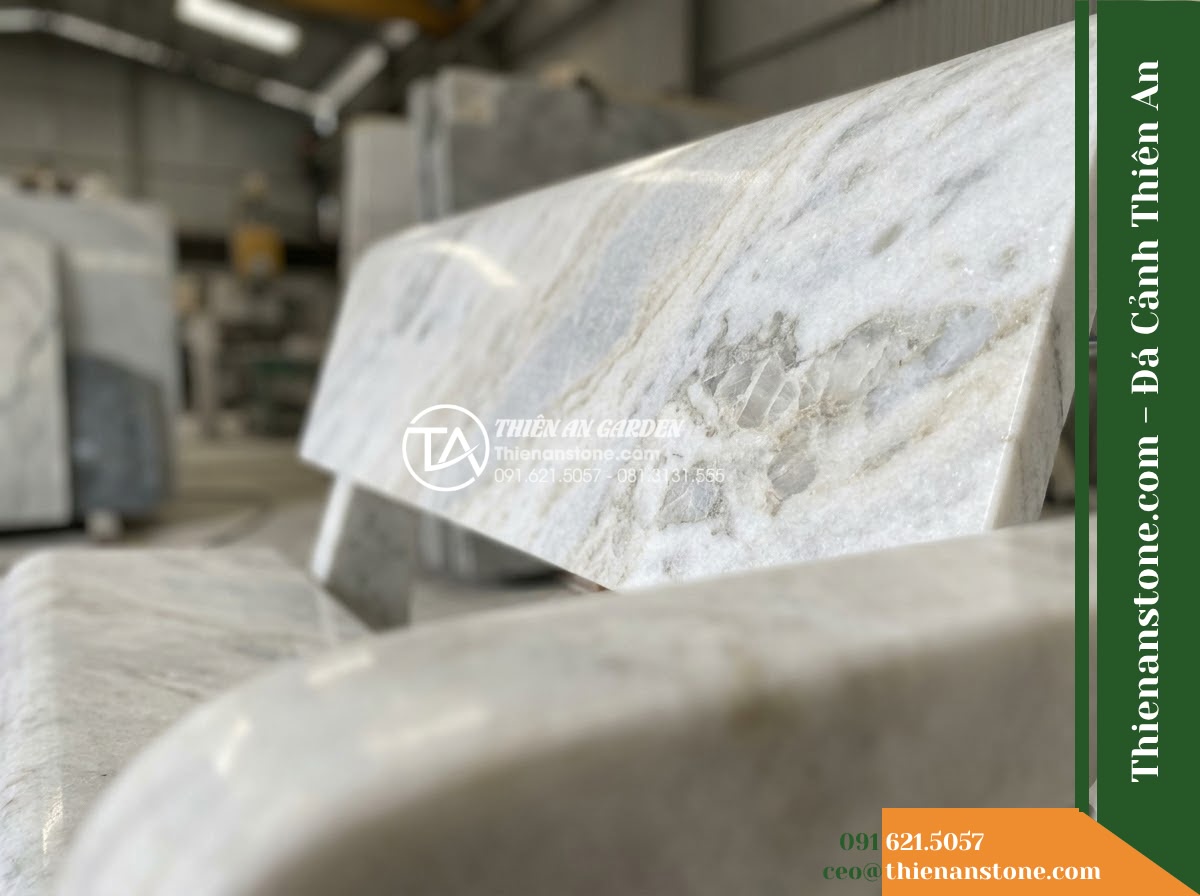 Ghế Đá Granite Nguyên Khối Phúc Thành – Kích thước 160 x 48 x 45 cm – Kiểu dáng mặt rộng, hai đầu bo cong đối xứng. Chất liệu đá granite