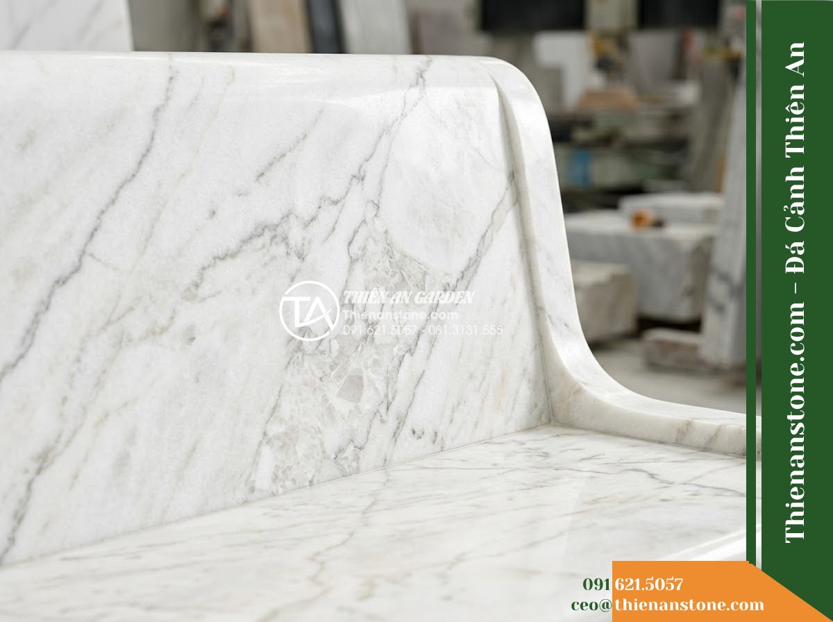 Ghế Đá Granite Nguyên Khối Quốc Thịnh – Kích thước 195 x 50 x 45 cm – Kiểu dáng mặt dài bản lớn, hai chân hộp vuông. Chất liệu đá granite