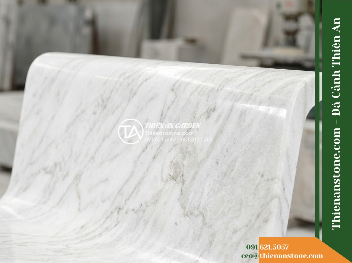 Ghế Đá Granite Nguyên Khối Quốc Thịnh – Kích thước 195 x 50 x 45 cm – Kiểu dáng mặt dài bản lớn, hai chân hộp vuông. Chất liệu đá granite