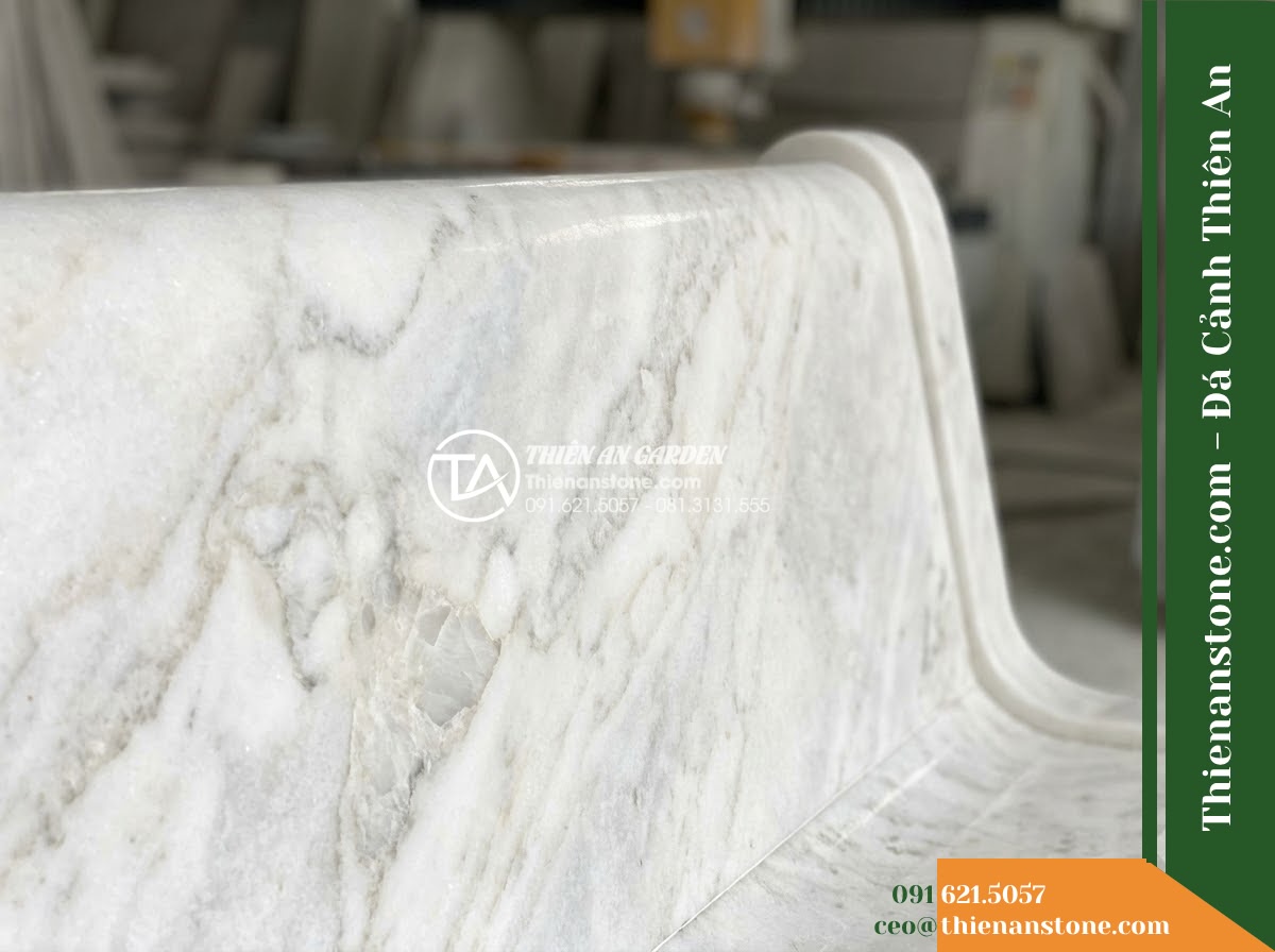 Ghế Đá Granite Nguyên Khối Tâm An – Kích thước 150 x 46 x 45 cm – Kiểu dáng mặt phẳng bo góc nhỏ, chân hộp. Chất liệu đá granite - Hình 5 Ghế Đá Granite Nguyên Khối Tâm An – Kích thước 150 x 46 x 45 cm – Kiểu dáng mặt phẳng bo góc nhỏ, chân hộp. Chất liệu đá granite - Professional installation of a natural granite stone bench in a landscaped garde