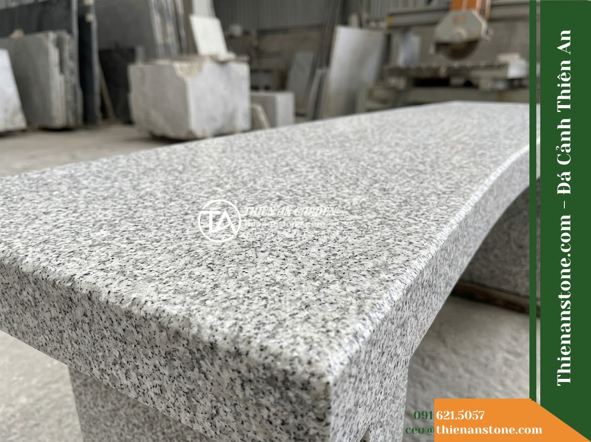 Ghế Đá Granite Nguyên Khối Thanh Phong – Kích thước 155 x 45 x 45 cm – Kiểu dáng mặt cong nhẹ theo chiều dài, chân đôi. Chất liệu đá granite