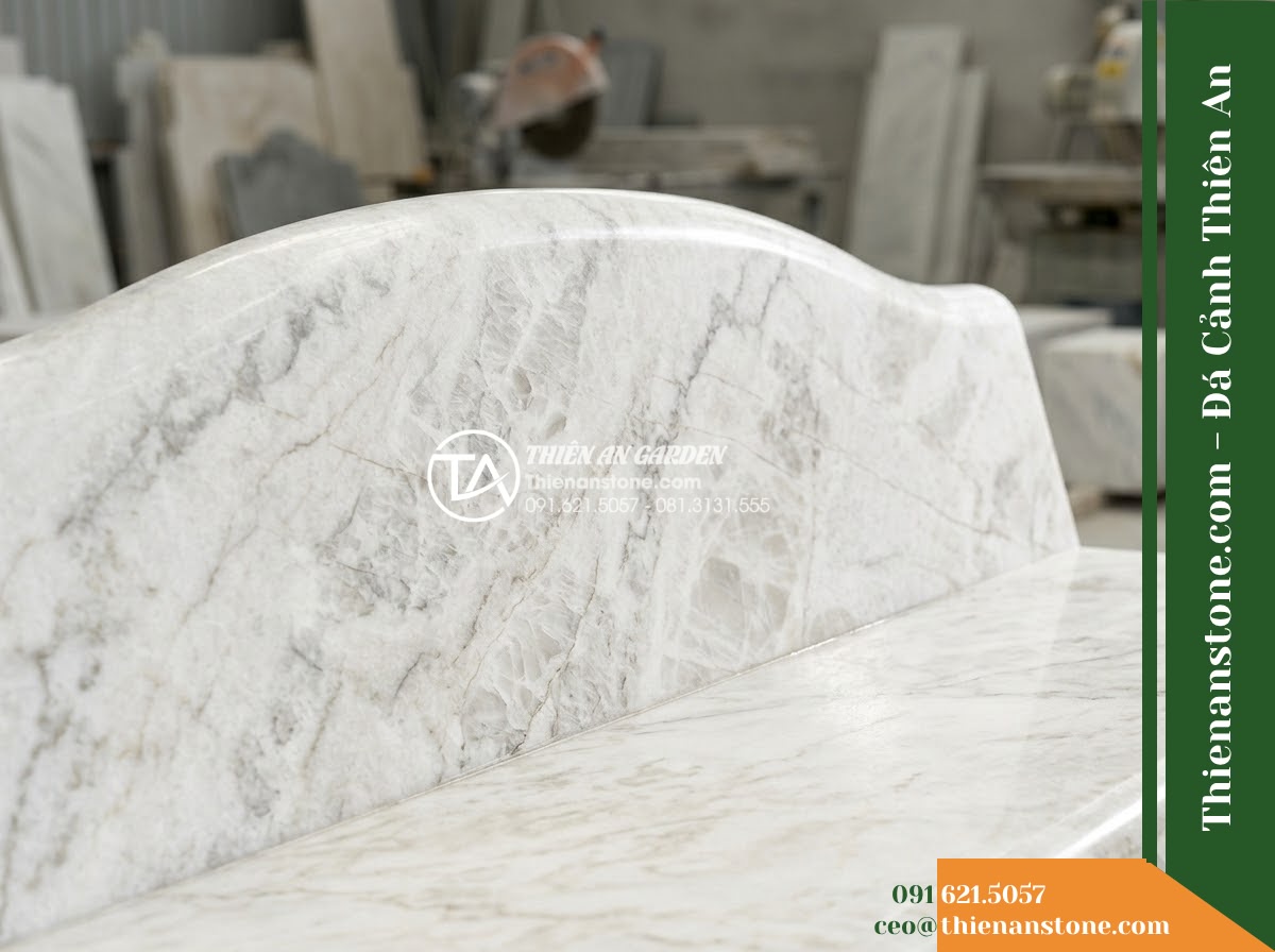 Ghế Đá Granite Nguyên Khối Thanh Phong – Kích thước 155 x 45 x 45 cm – Kiểu dáng mặt cong nhẹ theo chiều dài, chân đôi. Chất liệu đá granite - Hình 5 Ghế Đá Granite Nguyên Khối Thanh Phong – Kích thước 155 x 45 x 45 cm – Kiểu dáng mặt cong nhẹ theo chiều dài, chân đôi. Chất liệu đá granite - Professional installation of a natural granite stone bench in a landscaped garde