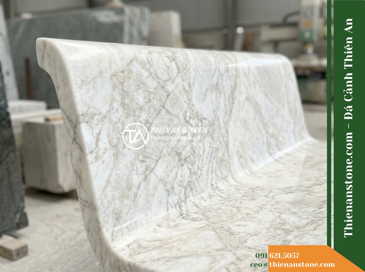 Ghế Đá Granite Nguyên Khối Trung Kiên – Kích thước 165 x 44 x 45 cm – Kiểu dáng mặt bo đầu, chân trụ thu nhỏ. Chất liệu đá granite