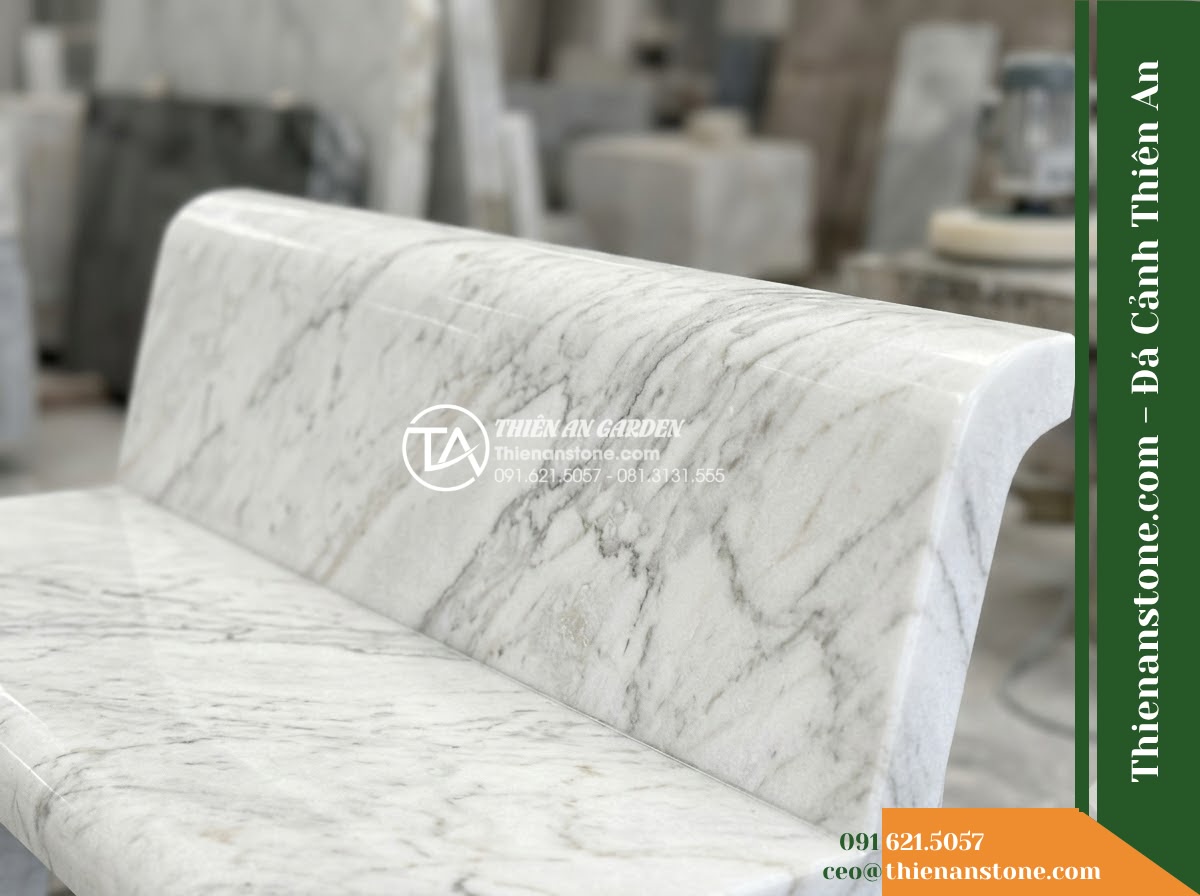 Ghế Đá Granite Nguyên Khối Trường Thịnh – Kích thước 150 x 42 x 45 cm – Kiểu dáng mặt bo cong hai đầu, chân trụ vuông. Chất liệu đá granite - Hình 3 Ghế Đá Granite Nguyên Khối Trường Thịnh – Kích thước 150 x 42 x 45 cm – Kiểu dáng mặt bo cong hai đầu, chân trụ vuông. Chất liệu đá granite - Autumn scene with fallen leaves scattered on a natural granite stone bench in a