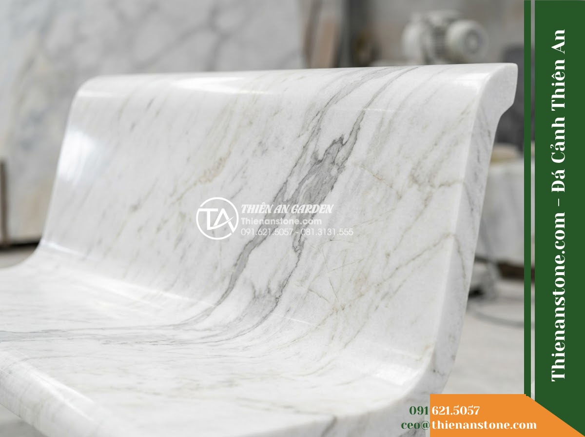 Ghế Đá Granite Nguyên Khối Tường An – Kích thước 160 x 42 x 44 cm – Kiểu dáng thấp gọn, mặt vuông cạnh tinh giản. Chất liệu đá granite - Hình 4 Ghế Đá Granite Nguyên Khối Tường An – Kích thước 160 x 42 x 44 cm – Kiểu dáng thấp gọn, mặt vuông cạnh tinh giản. Chất liệu đá granite - A natural granite stone bench integrated into a Vietnamese luxury resort landsca