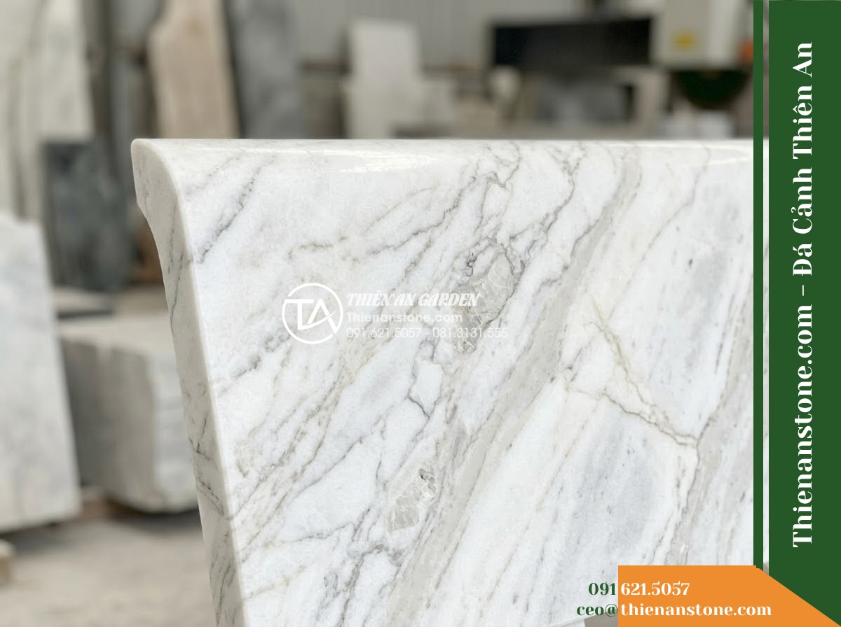 Ghế Đá Granite Nguyên Khối Tường An – Kích thước 160 x 42 x 44 cm – Kiểu dáng thấp gọn, mặt vuông cạnh tinh giản. Chất liệu đá granite - Hình 5 Ghế Đá Granite Nguyên Khối Tường An – Kích thước 160 x 42 x 44 cm – Kiểu dáng thấp gọn, mặt vuông cạnh tinh giản. Chất liệu đá granite - Professional installation of a natural granite stone bench in a landscaped garde