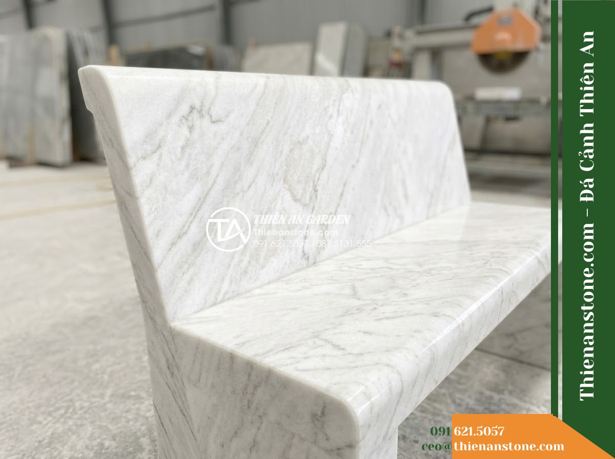 Ghế Đá Granite Nguyên Khối Vạn Phúc – Kích thước 190 x 48 x 45 cm – Kiểu dáng băng dài bo góc, chân khối vuông. Chất liệu đá granite - Hình 2 Ghế Đá Granite Nguyên Khối Vạn Phúc – Kích thước 190 x 48 x 45 cm – Kiểu dáng băng dài bo góc, chân khối vuông. Chất liệu đá granite - Elegant natural granite stone bench in a school courtyard, flanked by phoenix fl