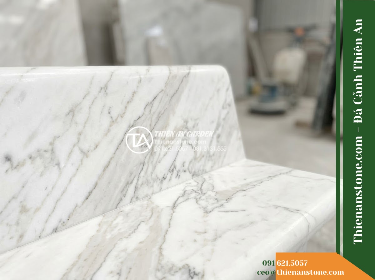 Ghế Đá Granite Nguyên Khối Vạn Phúc – Kích thước 190 x 48 x 45 cm – Kiểu dáng băng dài bo góc, chân khối vuông. Chất liệu đá granite - Hình 3 Ghế Đá Granite Nguyên Khối Vạn Phúc – Kích thước 190 x 48 x 45 cm – Kiểu dáng băng dài bo góc, chân khối vuông. Chất liệu đá granite - natural granite stone bench during light rain, water droplets on polished surfac