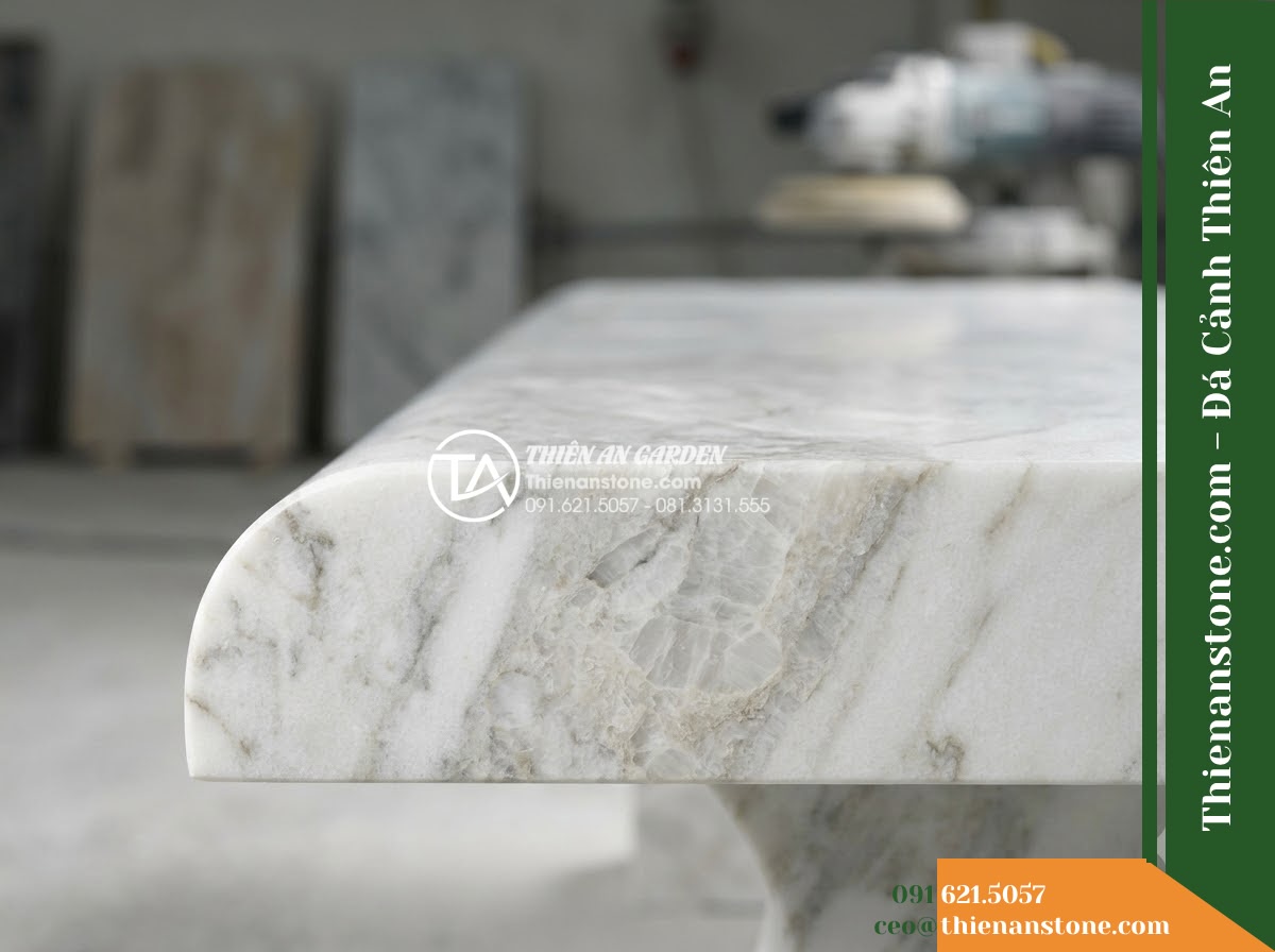Ghế Đá Granite Nguyên Khối Vĩnh Phúc – Kích thước 175 x 47 x 45 cm – Kiểu dáng mặt chữ nhật, chân khối tạo khe thoáng. Chất liệu đá granite - Hình 2 Ghế Đá Granite Nguyên Khối Vĩnh Phúc – Kích thước 175 x 47 x 45 cm – Kiểu dáng mặt chữ nhật, chân khối tạo khe thoáng. Chất liệu đá granite - A natural granite stone bench placed in a lush Vietnamese garden, wide angle sho