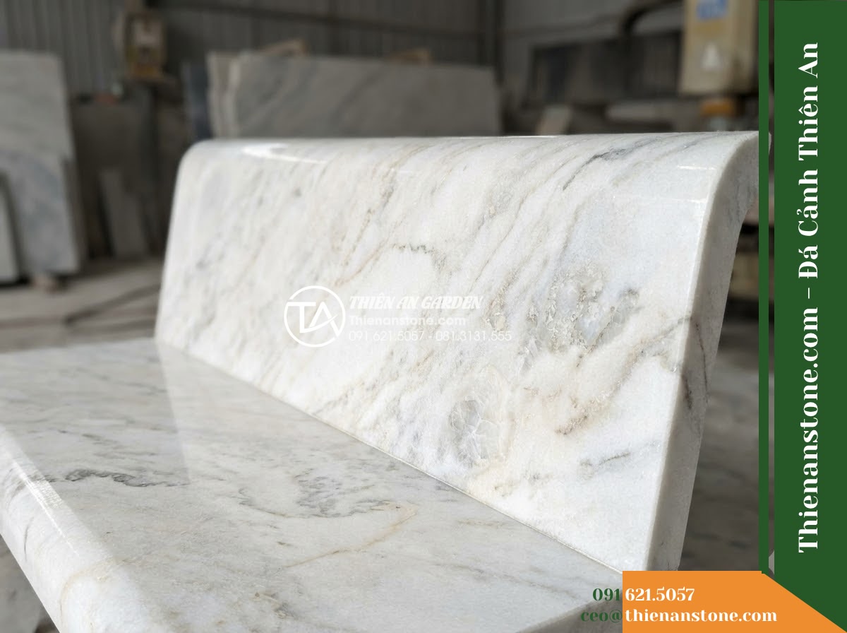 Ghế Đá Granite Nguyên Khối Vĩnh Phúc – Kích thước 175 x 47 x 45 cm – Kiểu dáng mặt chữ nhật, chân khối tạo khe thoáng. Chất liệu đá granite - Hình 5 Ghế Đá Granite Nguyên Khối Vĩnh Phúc – Kích thước 175 x 47 x 45 cm – Kiểu dáng mặt chữ nhật, chân khối tạo khe thoáng. Chất liệu đá granite - Professional installation of a natural granite stone bench in a landscaped garde