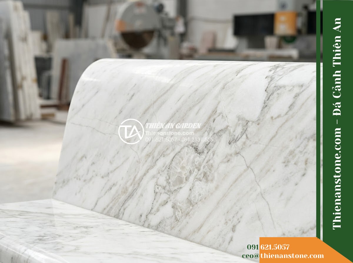 Ghế Đá Granite Nguyên Khối Xuân Phát – Kích thước 185 x 50 x 45 cm – Kiểu dáng bản rộng, góc bo lớn hiện đại. Chất liệu đá granite - Hình 4 Ghế Đá Granite Nguyên Khối Xuân Phát – Kích thước 185 x 50 x 45 cm – Kiểu dáng bản rộng, góc bo lớn hiện đại. Chất liệu đá granite - A natural granite stone bench integrated into a Vietnamese luxury resort landsca