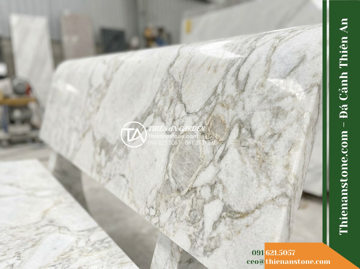 Ghế Đá Granito An Nhiên – Kích thước 150 x 48 x 78 cm – Kiểu dáng tựa cong ôm lưng, mặt ngồi bo cạnh. Chất liệu đá granito (đá mài)