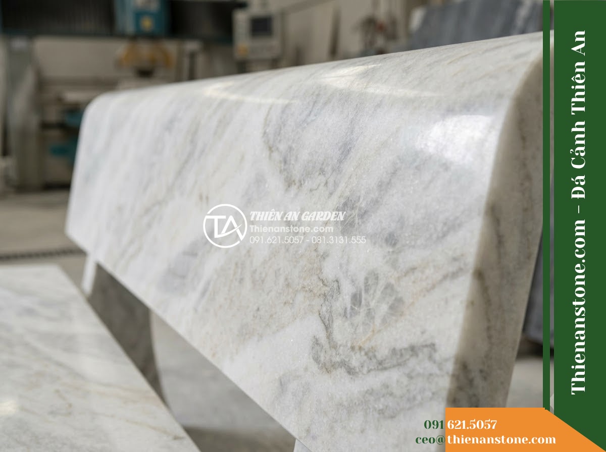 Ghế Đá Granito An Nhiên – Kích thước 150 x 48 x 78 cm – Kiểu dáng tựa cong ôm lưng, mặt ngồi bo cạnh. Chất liệu đá granito (đá mài) - Hình 3 Ghế Đá Granito An Nhiên – Kích thước 150 x 48 x 78 cm – Kiểu dáng tựa cong ôm lưng, mặt ngồi bo cạnh. Chất liệu đá granito (đá mài) - granito polished stone stone bench flanked by potted bonsai trees on a resort te