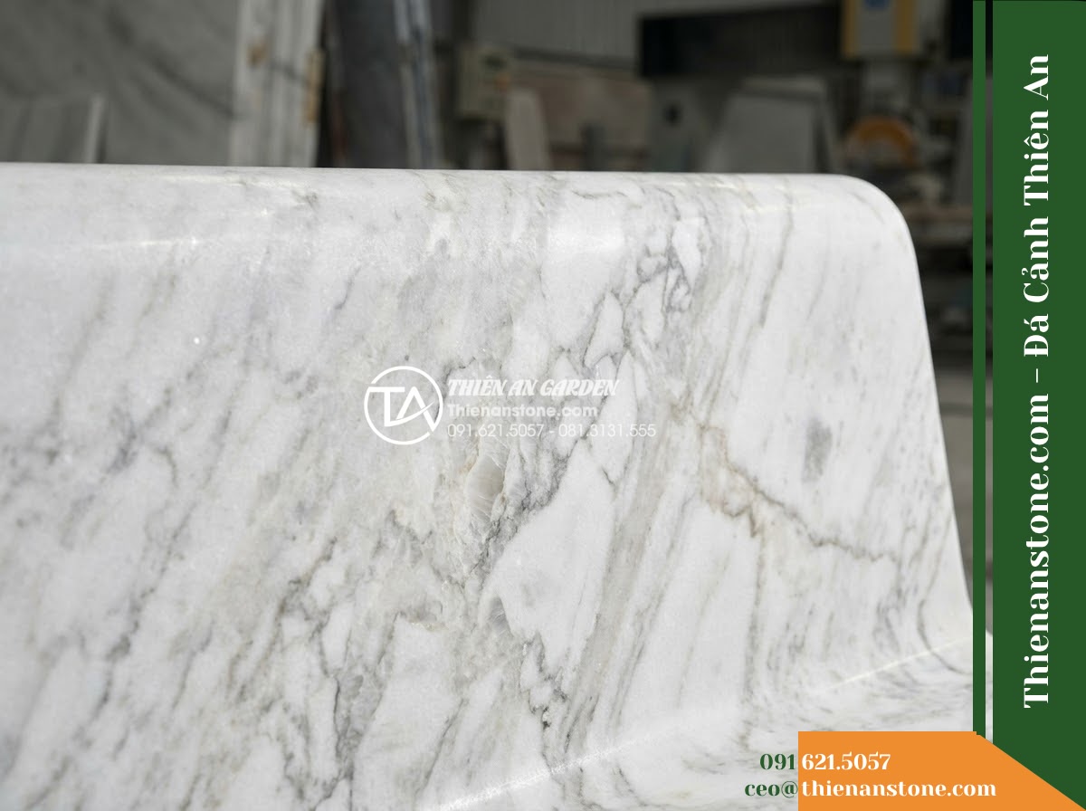 Ghế Đá Granito An Nhiên – Kích thước 150 x 48 x 78 cm – Kiểu dáng tựa cong ôm lưng, mặt ngồi bo cạnh. Chất liệu đá granito (đá mài) - Hình 4 Ghế Đá Granito An Nhiên – Kích thước 150 x 48 x 78 cm – Kiểu dáng tựa cong ôm lưng, mặt ngồi bo cạnh. Chất liệu đá granito (đá mài) - A granito polished stone stone bench integrated into a Vietnamese luxury resort