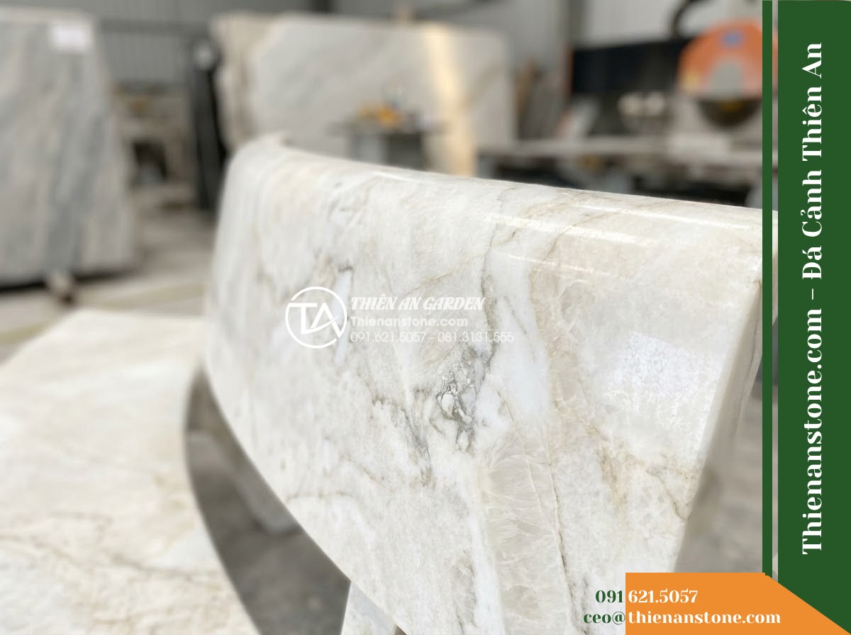 Ghế Đá Granito An Nhiên – Kích thước 150 x 48 x 78 cm – Kiểu dáng tựa cong ôm lưng, mặt ngồi bo cạnh. Chất liệu đá granito (đá mài) - Hình 5 Ghế Đá Granito An Nhiên – Kích thước 150 x 48 x 78 cm – Kiểu dáng tựa cong ôm lưng, mặt ngồi bo cạnh. Chất liệu đá granito (đá mài) - Professional installation of a granito polished stone stone bench in a landscape